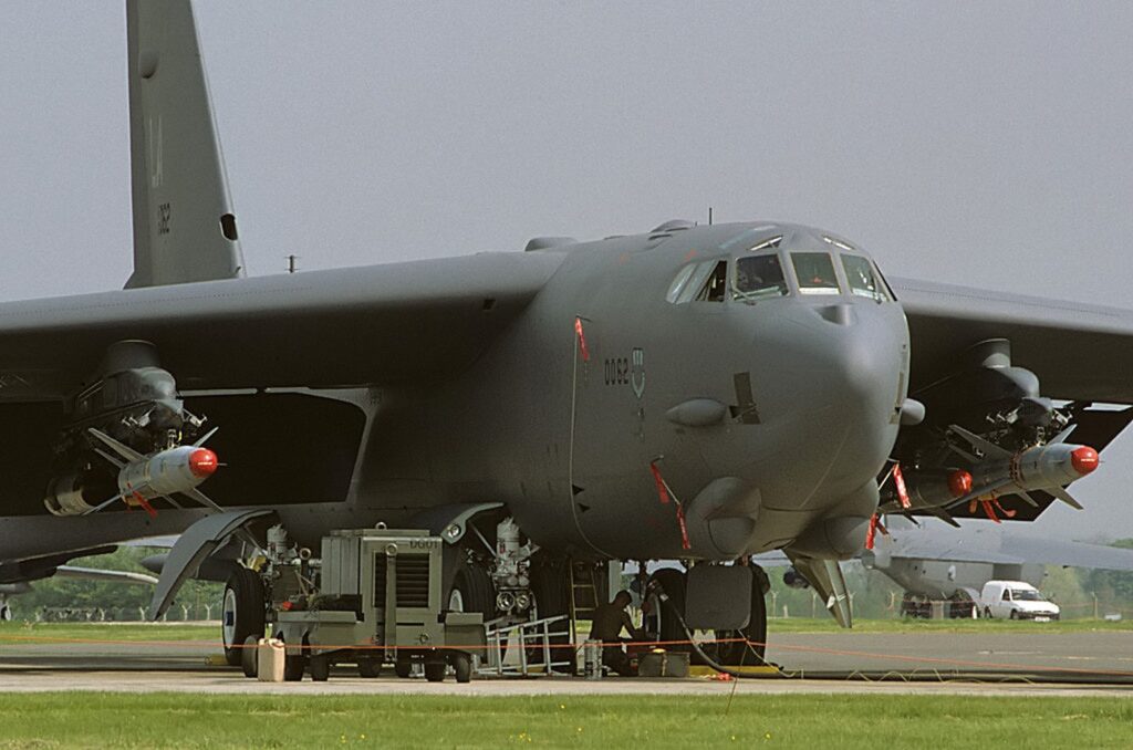 US Air Force B-52 Bomber Sends Emergency Signal And Circles Over Southampton At 10,000 Feet US Air Force B-52 Bomber Sends Emergency Signal And Circles Over Southampton At 10,000 Feet