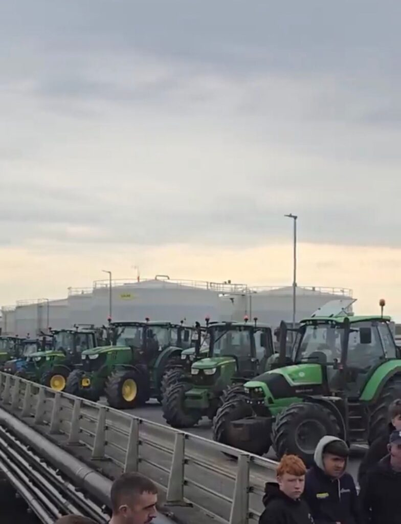 Dublin Airport warns of delays as fuel protests tighten their grip on Irish roads Dublin Airport warns of delays as fuel protests tighten their grip on Irish roads