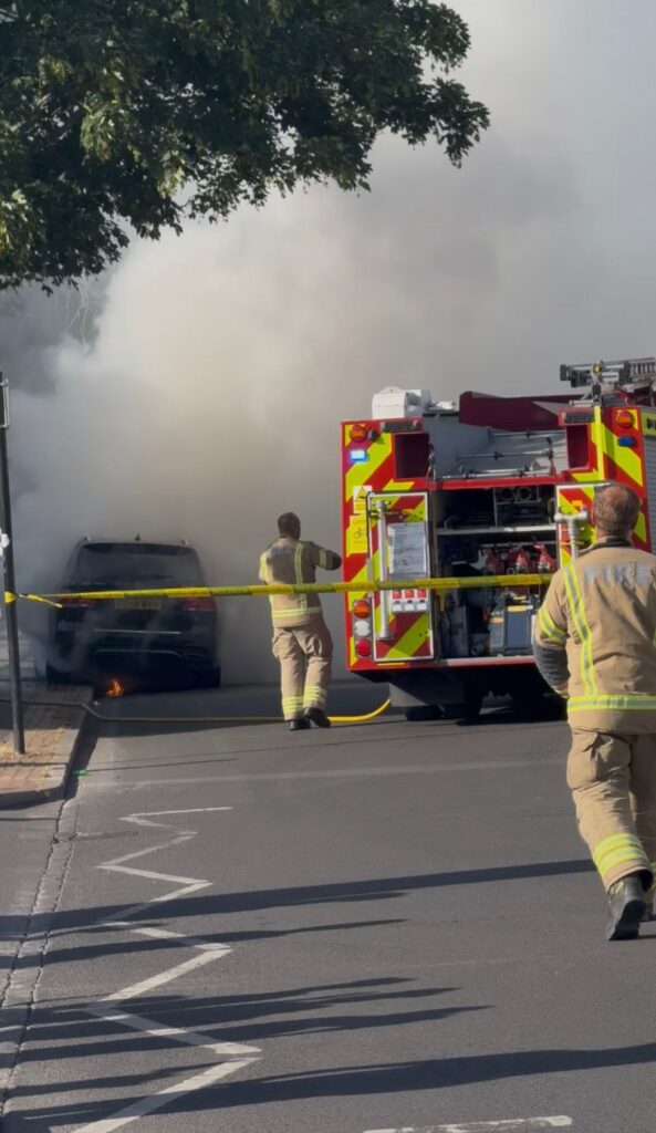 Croydon Car Fire: Black SUV Goes Up in Flames on Whitehorse Road as Firefighters Race to Scene Croydon Car Fire: Black SUV Goes Up in Flames on Whitehorse Road as Firefighters Race to Scene