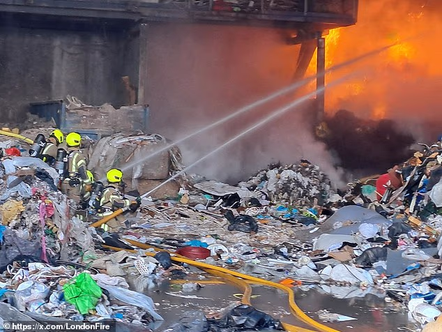 London fire: 100 firefighters battle huge blaze, smoke fills sky London fire: 100 firefighters battle huge blaze, smoke fills sky